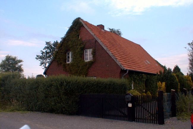 Die Fassade dieses Hauses ist zu groen Teilen mit Efeu bewachsen