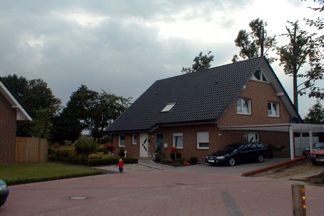 Ein hbsches Haus mit einem groen Carport