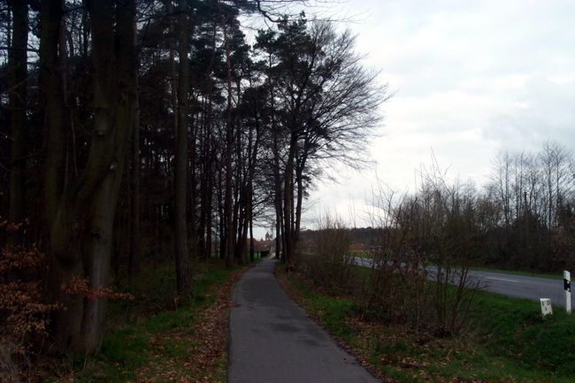 Der Fu und Radweg entlang der K33