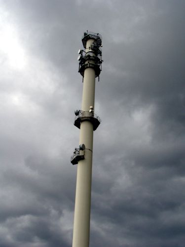 Funkturm mit dunklen Hmmel