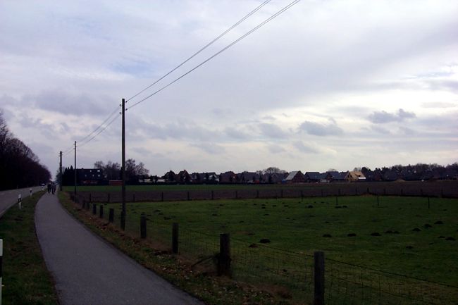Der Fu und Radweg entlang der Vredener Strae
