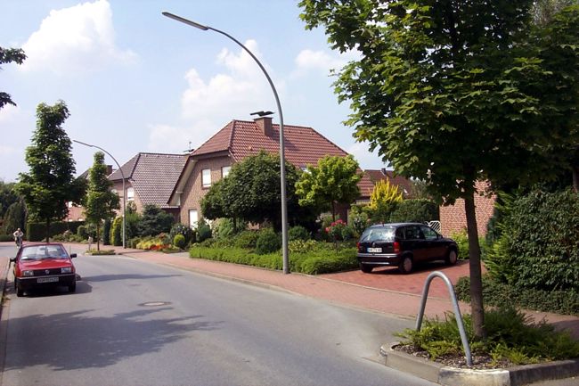 Solche Beete dekorieren nicht nur die Strae sondern drosseln auch etwas den Verkehr