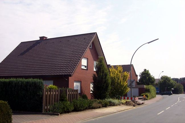 Ein hbsches Haus mit einen gepflegten Beet