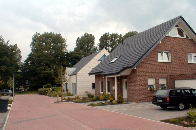 Ein hbsches Haus mit schn gestaltete Beete