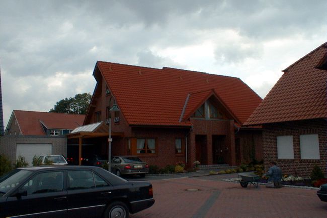 Ein hbsches Haus mit einem Carport