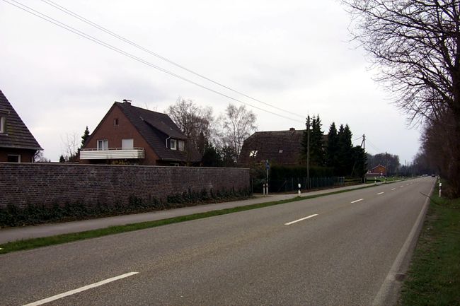 Hier hat sich ein Anwohner eine hohe Mauer gebaut