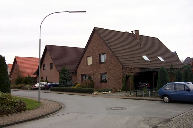 Ein hbsches Haus mit einem Carport