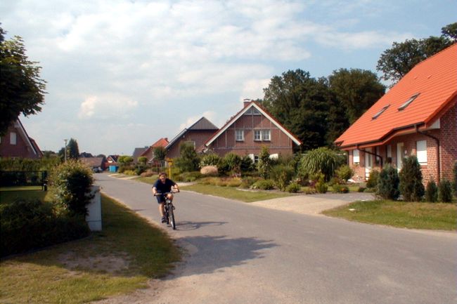 Ein Haus mit einen schn gestalteten Vorgarten