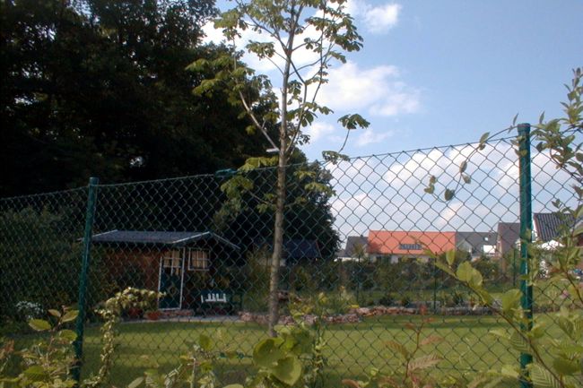 Ein gepflegter Garten mit einem hbschen Gartenhaus