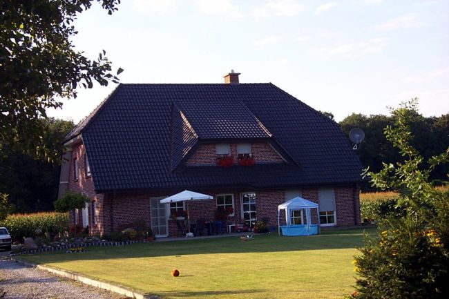 Ein hbsches Haus mit einen sehr gepflegten Garten