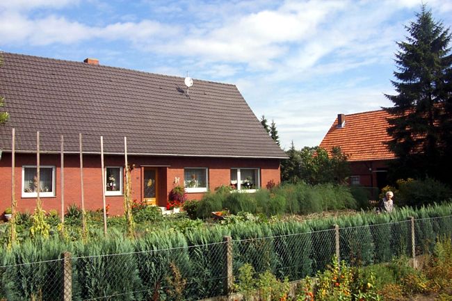 Eine Anwohnerin bei der Gartenpflege
