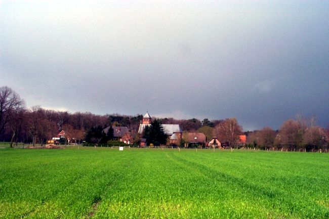 Blick ber eine Wiese auf den Ortskern von Bren