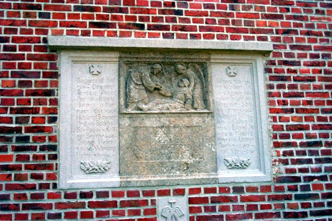 Eine Gedenktafel an der Kirche