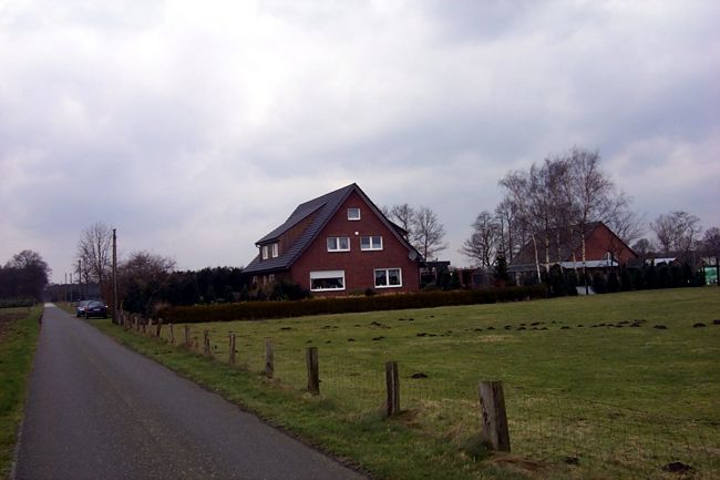 Ein Haus mit einer Schafswiese 