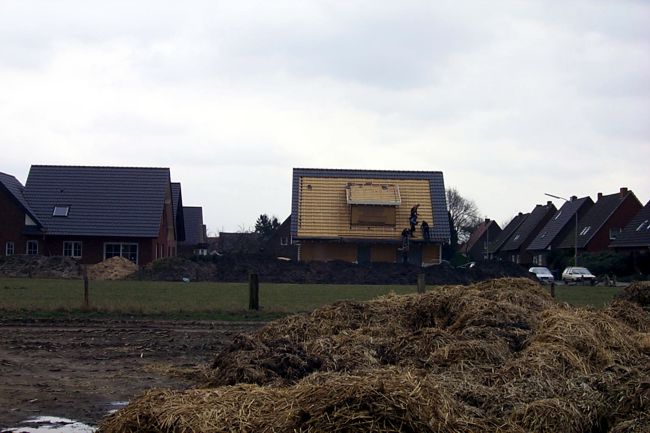 Hier wird bei einem neuen Haus das Dach gedeckt