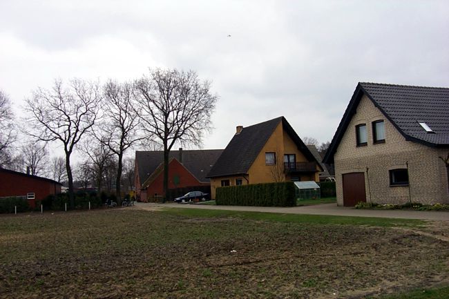 Hinter den Husern ist ein kleiner Bauernhof zu erkennen