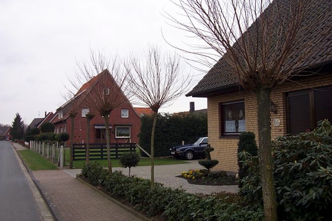 Ein Haus mit schn gestaltete Beete