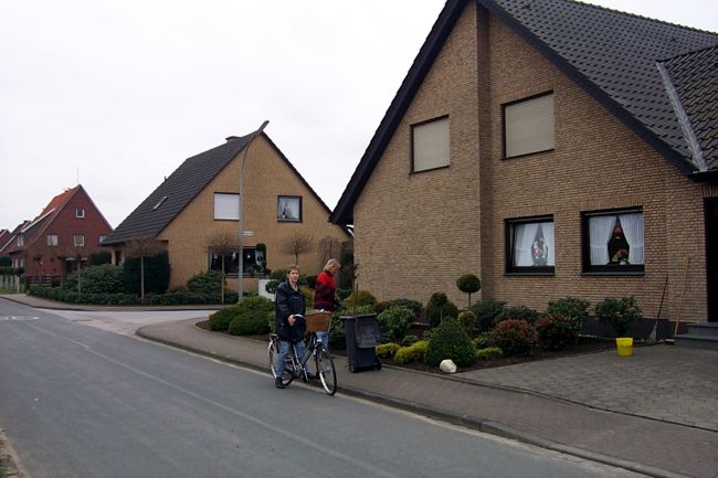 Eine Anwohnerin pflegt das Beet vor ihrem Haus