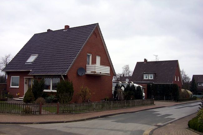 Ein Haus mit einem gepflegten Vorgarten