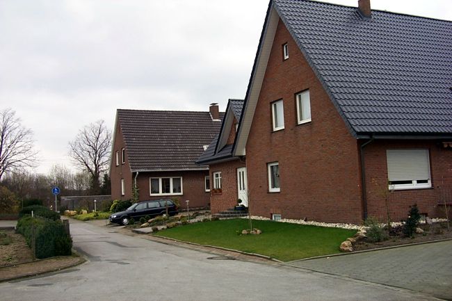 Ein Haus mit einem gepflegten Vorgarten