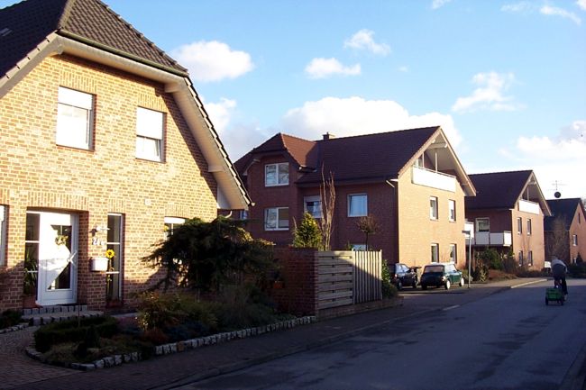 Ein hbsches Haus mit einem schn gestalteten Beet