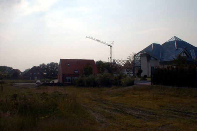 Am Baukran ist zu erkennen das in dieser Siedlung noch gebaut wird