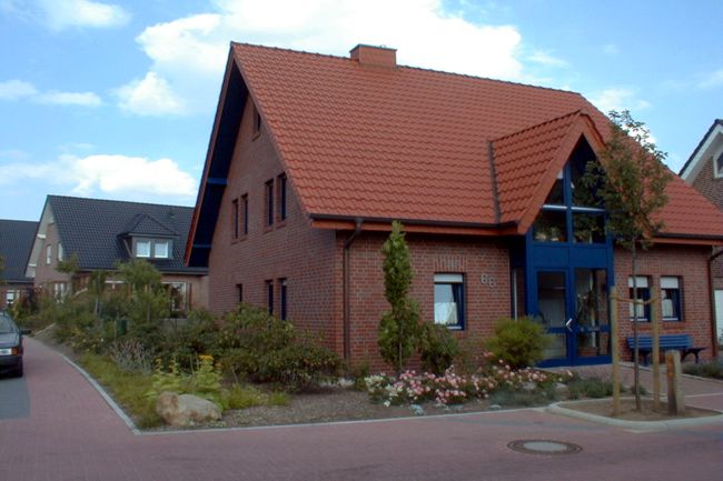 Ein hbsches Haus mit schn gestaltete Beete