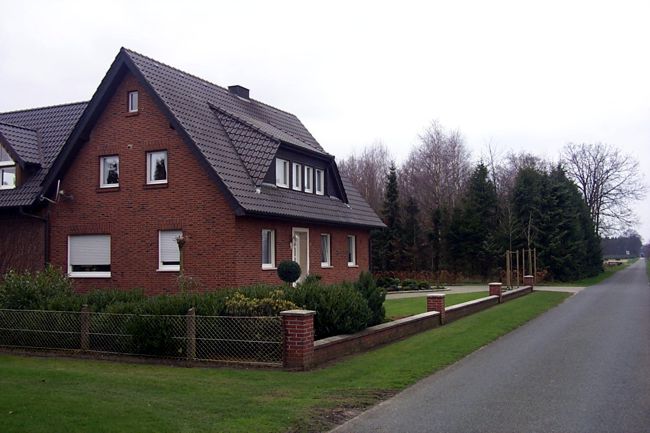 Ein Haus mit einem gepflegten Vorgarten