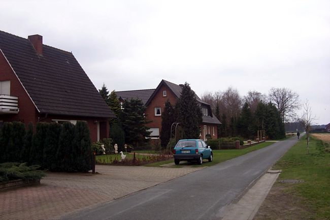 Ein Haus mit einem gepflegten Vorgarten