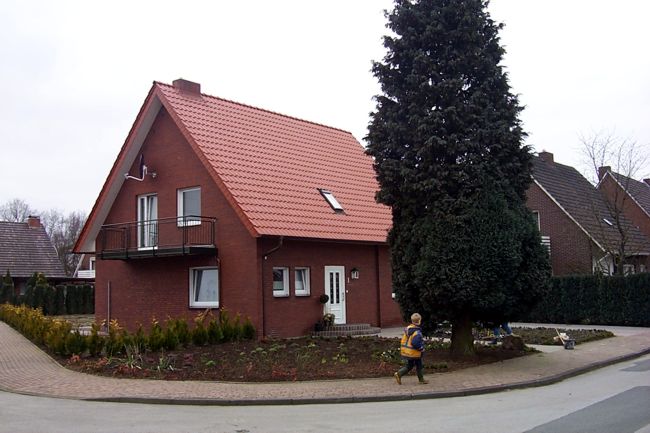 Ein hbsches Haus mit schn gestaltete Beete