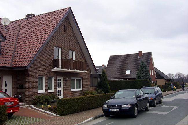 Ein hbsches Haus mit schn gestaltete Beete