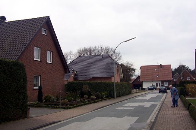 Ein Haus mit einem schn gestalteten Beet