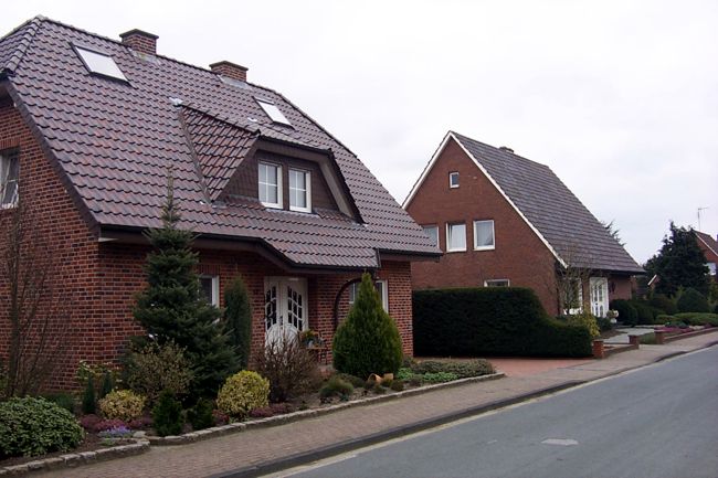 Ein hbsches Haus mit einem schn gestalteten Beet