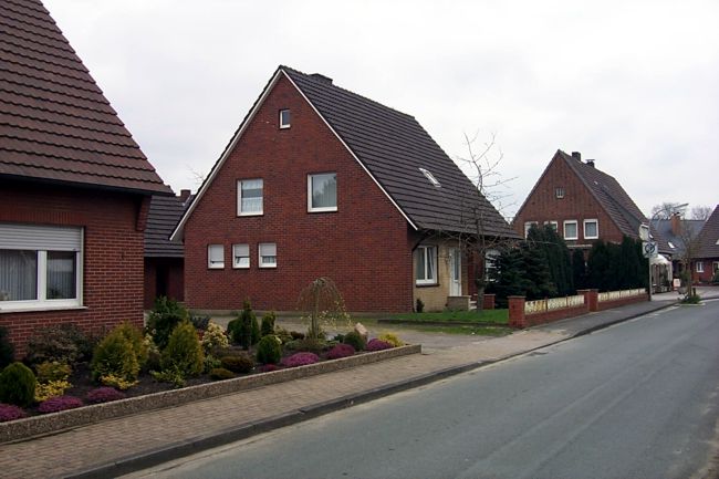 Ein Haus mit einem schn gestalteten Beet