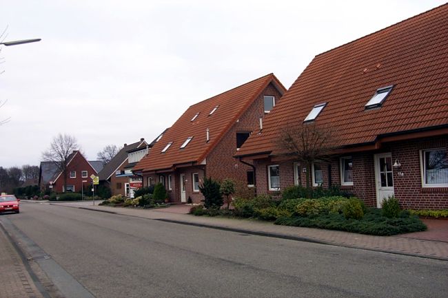 Hbsche Doppelhuser mit schn gestaltete Beete