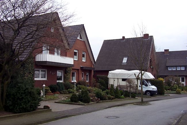 Ein Haus mit einem schn gestalteten Beet