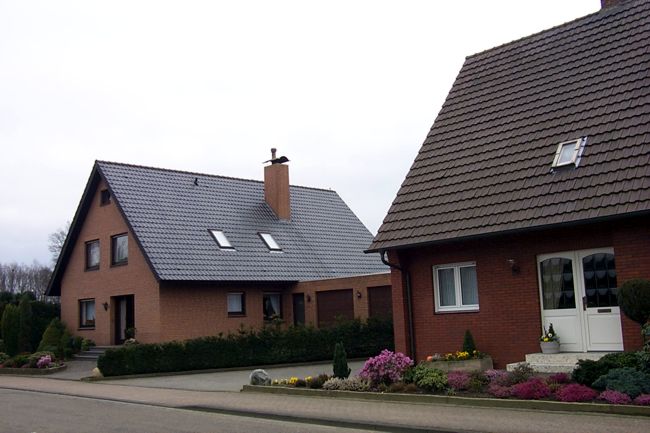 Ein Haus mit einem farbenfrohen Beet