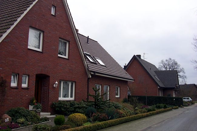 Ein Haus mit einem schn gestalteten Beet