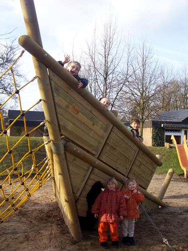 Kinder des Don Bosco Kindergarten posieren fr ein Foto