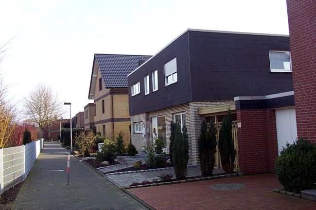Ein lteres Haus mit schn gestaltete Beete