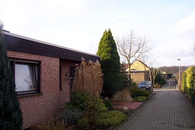 Ein Bungalow mit schn gestaltete Beete