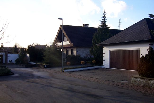 Ein hbsches Haus mit einen Balkon ber die ganze Breite der Giebelseite