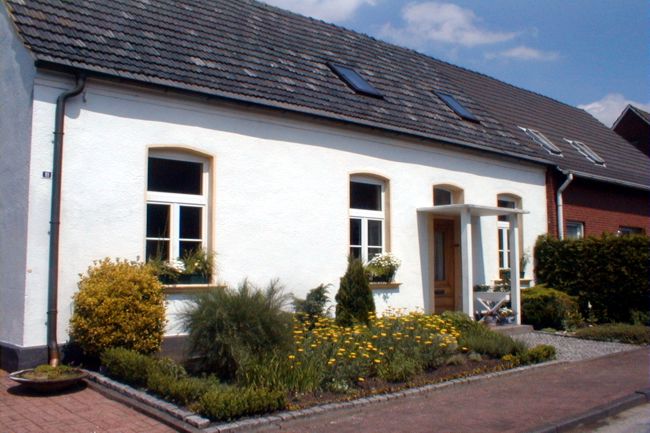 Ein hbsches Haus mit schn gestaltete Beete