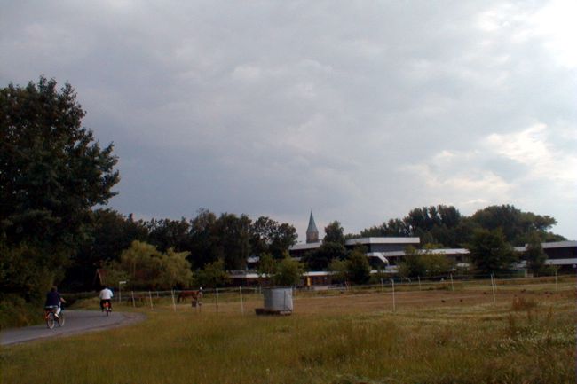 Auf dieser Wiese stehen heute hbsche, neue Huser