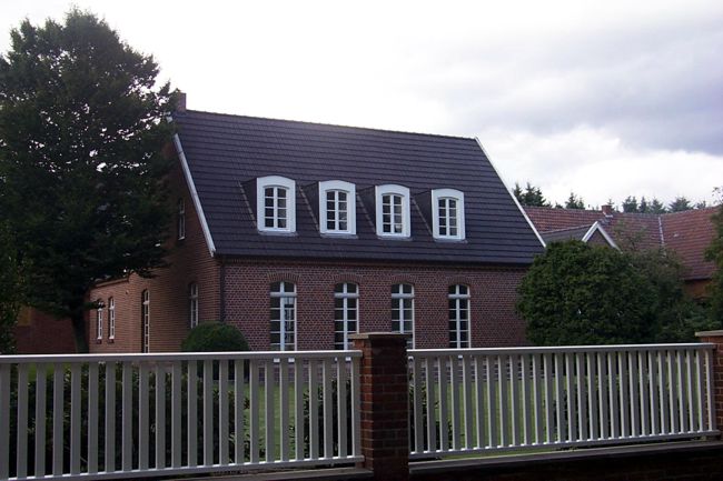 Ein hbsches, lteres Haus mit einem schnen Vorgarten