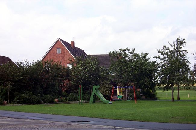 In diesem Garten haben die Kinder einen kleinen Spielplatz