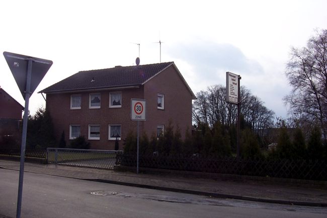 Ein Haus mit einem gepflegten Garten
