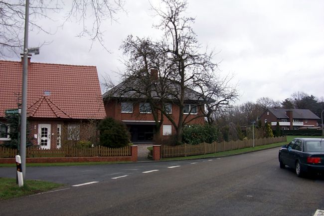 Ein Haus mit einem gepflegten Vorgarten