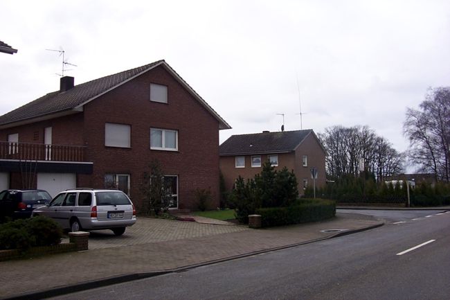 Ein Haus mit einem gepflegten Vorgarten