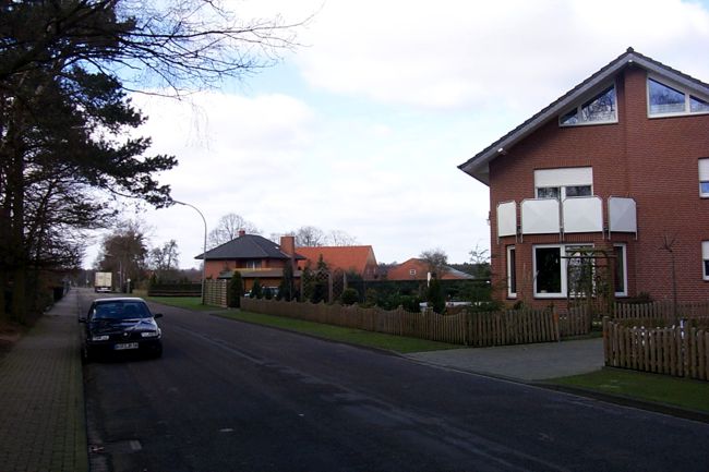 Ein hbsches Haus mit einem schnen Vorgarten